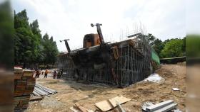 서울 현충원 공사 도중 25톤 크레인 쓰러져...2명 경상