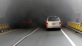 경남 양산 두명 1터널서 화물차 불...차량 10여 대 한때 고립