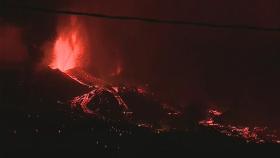 카나리아제도 화산 폭발...용암 300m 치솟아 1만 명 대피