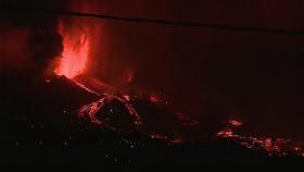 대서양 카나리아제도 화산 폭발...용암 치솟자 1만 명 대피