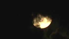 [날씨] 구름 사이 한가위 보름달...