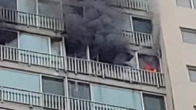 아파트에서 향초 피우다 불...주민 40여 명 대피