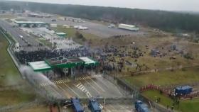 벨라루스·폴란드 국경 긴장고조...월경 시도 난민에 물대포