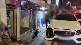 [단독] 서울 강남 도심에서 '약물 추정' 사고...승용차 몰고 건물로 돌진