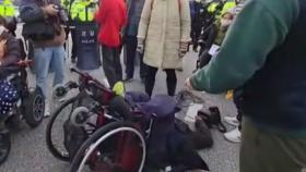 휠체어 탄 장애인단체 대표, 집회 도중 경찰 제지로 넘어져