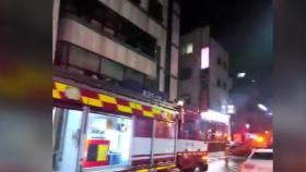 수원 교동 상가 건물서 불...3명 대피