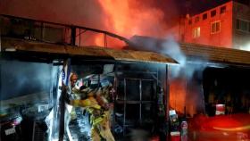 서울 흑석시장 이불가게 불...2명 부상·점포 6개 피해