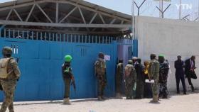 소말리아 의회, 공항 격납고에서 바리케이드 친 채 대통령 선출