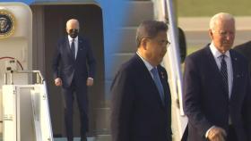 [현장영상+] 조 바이든 미 대통령, 오산 공군기지로 도착...외교장관 영접