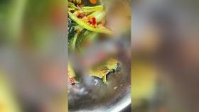 [취재N팩트] 학교 급식에 또 '죽은 개구리'...교육청, 열무김치 식단 제외