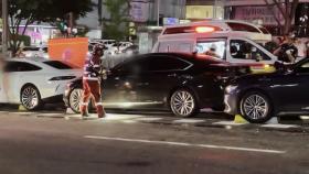 서울 언주역 사거리에서 10중 추돌 사고...2명 부상