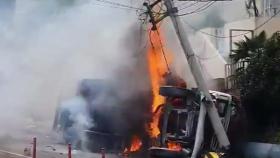 전신주 들이받은 화물차에서 불...시민들 나섰지만 운전자 숨져