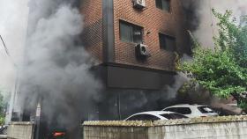원룸 건물에 불 나 22명 병원 이송...주택 화재로 1명 사망