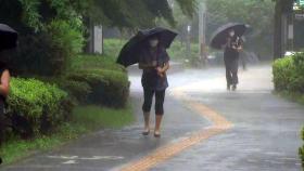 [날씨] 오늘부터 중부 300mm 물 폭탄...남부는 35℃ 폭염