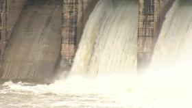 한강 상류 댐 줄줄이 수문 개방...강원 피해 속출