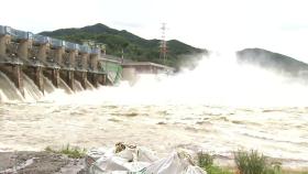 북한강 수계 댐 사흘째 수문 개방...소양강댐 방류 내일로 연기