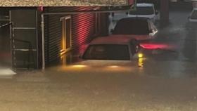 폭우로 충북 청주 주택가 물에 참겨...차량도 침수 (제보영상)
