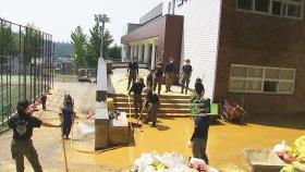 개학 앞두고 폭우에 무너진 학교...일부 학교 온라인 수업