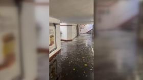 가뭄 시달린 프랑스에 폭우...파리 지하철역 곳곳 침수