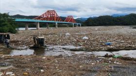 [더뉴스] 식수원에 생긴 '쓰레기 섬'...폭우 이후 쓰레기와 전쟁