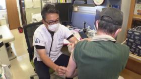 일본도 '백신 유료화' 검토...감염자 전수 조사 
