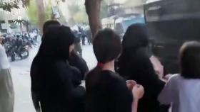 [뉴있저] 히잡을 쓰지 않았다는 이유로...이란 여성들의 시위