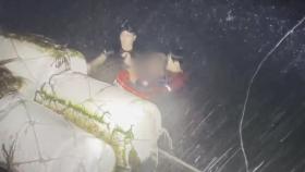 비바람 부는 상황에서 밤바다에 빠진 70대 구조
