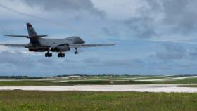 美, 전략폭격기 B-1B 신속급유훈련 공개...대북 경고