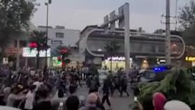 이란 반정부 시위 2달째...강경 진압으로 300여 명 사망
