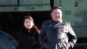 김정은, ICBM 공로자들과 기념사진...둘째 딸 또 동행