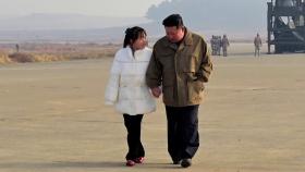 ICBM 앞에 선 김정은 부녀...딸 등장 속내는?