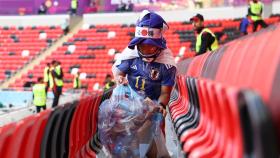 일본 관중, 패배에도 경기장 청소...욱일기 펼쳐 논란도