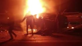 불타는 전기차에서 운전자 구한 시민들...