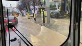서울 성동구청 앞 도로 '물바다'...공사 중 수도관 파열