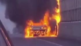 의왕 고속화도로 달리던 차에서 불...방음벽 일부 태워