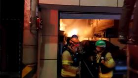 음식점에서 불...옆 건물로 옮겨붙으며 18명 대피