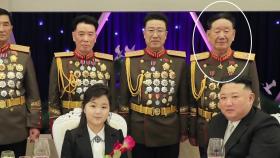 좌천됐던 황병서, 김정은 가족과 군복 입고 기념촬영