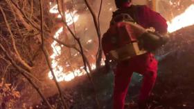 충북 제천 봉황산 불...인근 요양원에서 20명 대피