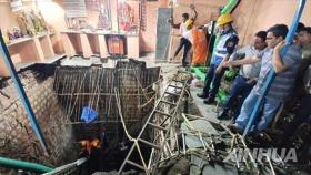 인도 힌두교사원 내 우물에 빠져 35명 사망...바닥 붕괴해 추락