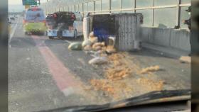 경부고속도로 음식물 쓰레기 차량 사고로 한때 정체