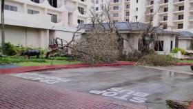 태풍 강타한 괌, 오늘도 하늘길 막혀...