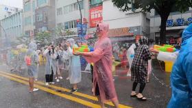 도심 속 한바탕 물싸움...춘천 마임 축제 개막