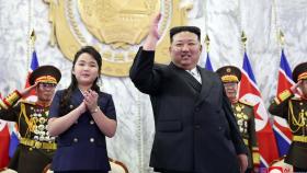 北, 9·9절 열병식 진행...주석단에 나란히 앉은 김정은과 딸 주애
