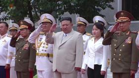 주석단 특별석·무릎 꿇은 군부 2인자...후계자론 힘받나?
