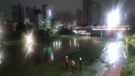 폭우로 불어난 부산 온천천에서 여성 1명 실종