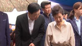 박근혜, 대구 전통시장 방문...추석 앞두고 상인들과 환담