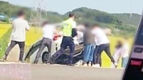 '전복 위기 차량' 일가족 구한 시민들...