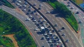 긴 추석 연휴에 고속도로 이용량 하루 최대 18%↑