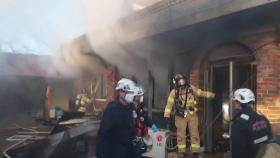 전북 익산 단독주택 화재...80대 사망·2명 부상