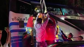 태국에서 2층 버스가 나무에 충돌...